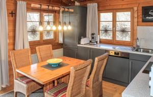 eine Küche mit einem Holztisch und Stühlen in der Unterkunft Ferienhaus Tauber 84 in Hayingen