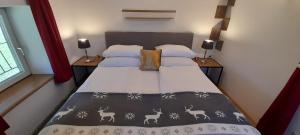 Postel nebo postele na pokoji v ubytování Urlaub am Krausberghof, Apartment mit Balkon und Parkplatz, Aufenthaltsraum, Sauna und Infrarotkabine, inmitten der Natur, kostenfreie Kaffeekapseln, 6 Fahrminuten zur Alpentherme Gastein und zur Schlossalmbahn