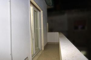 ein leerer Raum mit einem Fenster und einem Fliesenboden in der Unterkunft Luxury apartment-Corso Malta by Alux38 in Neapel