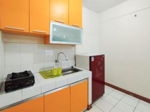 Dapur atau dapur kecil di Minimalist 3BR Gateway Ahmad Yani Cicadas Apartment By Travelio