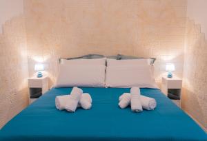 un letto con tre asciugamani e due lampade di Rosalù - Vista mare a Polignano a Mare Altre 26 foto
