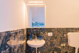 un bagno con lavandino e specchio di Rosalù - Vista mare a Polignano a Mare