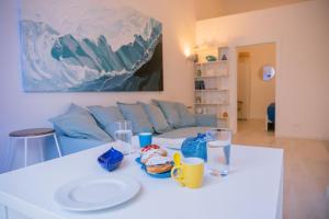 un soggiorno con tavolo bianco con cibo sopra di Rosalù - Vista mare a Polignano a Mare