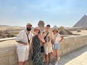 الضيوف المقيمون في Lucky Pyramids View