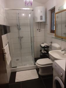 Koupelna v ubytování Apartments Lidija + 25 fotografií
