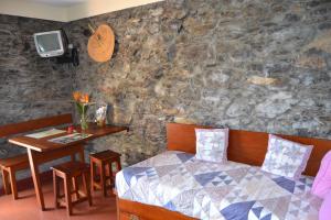 Postel nebo postele na pokoji v ubytování Casal São João Cottages