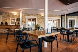 Un restaurante con mesas y sillas en una habitación. en Camping & Bungalows Ligüerre de Cinca, en Ligüerre de Cinca