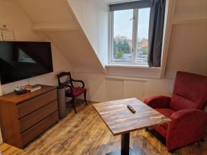 TV a/nebo společenská místnost v ubytování Bed & Budget Mackenzieplaats + 10 fotografií