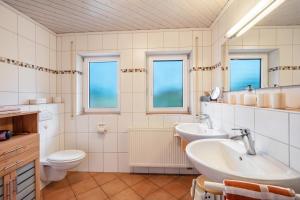 Jm GrundにあるGrundhof 2のバスルーム(洗面台2台、トイレ付)、窓2つが備わります。 +54枚の写真