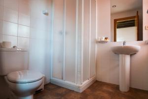 Un baño de Camping & Bungalows Ligüerre de Cinca