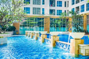 einen Pool in einem Resort mit einer Wasserrutsche in der Unterkunft Classica by Kozystay - Kuningan in Jakarta + 17 Fotos