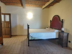 a bedroom with a bed in a room at La Rosa dei Venti in Parella