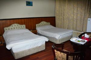 Postel nebo postele na pokoji v ubytování Kefayat Hotel