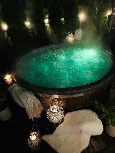jacuzzi wypełnione wodą w nocy w obiekcie DOMKI LAURA sauna & gorąca balia w Jastrzębiej Górze