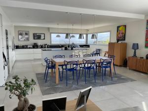 una cucina e una sala da pranzo con tavolo e sedie di Suite avec 2 chambres d'hôtes pour 1 à 4 personnes avec terrasse, vue mer, parking privé, proche port et aéroport ad Ajaccio