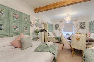 Postel nebo postele na pokoji v ubytování Fitzgeralds - Ballybunion - Sleeps 34