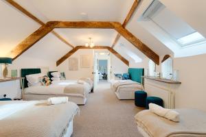 Postel nebo postele na pokoji v ubytování Fitzgeralds - Ballybunion - Sleeps 34