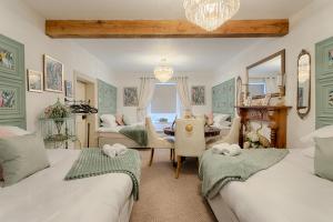 Postel nebo postele na pokoji v ubytování Fitzgeralds - Ballybunion - Sleeps 34