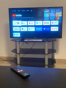 TV a/nebo společenská místnost v ubytování Casa Manolo Corsico Navigli Suite Apartment Milan