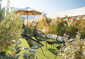 A garden outside SN Santorini Apartments