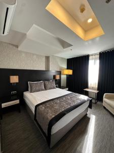 Postel nebo postele na pokoji v ubytování Grand Denizli Hotel
