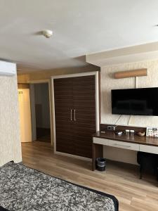 TV a/nebo společenská místnost v ubytování Grand Denizli Hotel