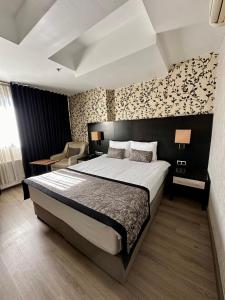 Postel nebo postele na pokoji v ubytování Grand Denizli Hotel