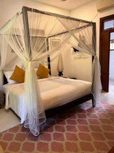 Postel nebo postele na pokoji v ubytování Calamansi Cove Villas + 37 fotografií