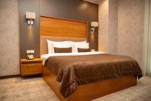 Postel nebo postele na pokoji v ubytování Midtown Hotel Baku