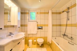 Koupelna v ubytování Corali Hotel