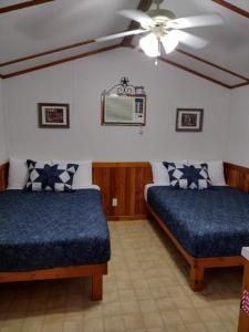 Rúm í herbergi á Top of the Hill RV Resort & Cabins +21 mynd