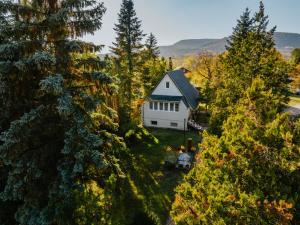 艾斯特根Mon Cherry Vendégház的享有白色树屋的空中景致