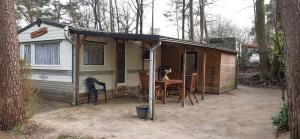 IJhorstCasa Emanuèl的一个带桌子和帐篷的小房子