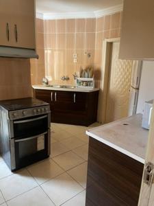 eine Küche mit Herd und Spüle in der Unterkunft Appartement Familial Confortable in Conakry