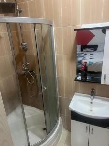 ein Badezimmer mit Dusche und Waschbecken in der Unterkunft Appartement Familial Confortable in Conakry + 12 Fotos