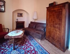 a living room with a leather couch and a table at Ferienwohnung ANTIK in Gotha