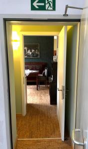 a hallway with a door leading to a living room at Ferienwohnung ANTIK in Gotha