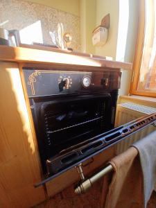 an old oven in a kitchen with a window at Ferienwohnung ANTIK in Gotha