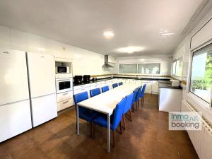Кухня или мини-кухня в Villa Mediterrania, con piscina y barbacoa
