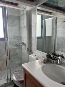 Ένα μπάνιο στο Green Apartment near Marousi Hospitals & OAKA, by PromosHomes +17 φωτογραφίες