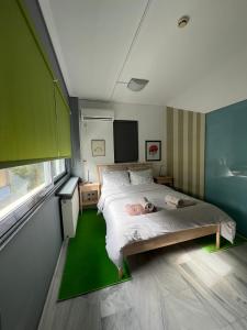 Ένα ή περισσότερα κρεβάτια σε δωμάτιο στο Green Apartment near Marousi Hospitals & OAKA, by PromosHomes