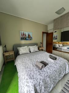 Ένα ή περισσότερα κρεβάτια σε δωμάτιο στο Green Apartment near Marousi Hospitals & OAKA, by PromosHomes