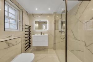 Et badeværelse på The Mayfair Residence + 274 billeder