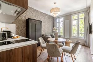Una cocina con una mesa y sillas en una cocina. en Sweett - Villiers, en París