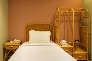 Cama ou camas em um quarto em Jimmy Pyramids Hotel
