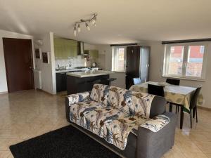 Una sala de estar con un sofá y una cocina. en Premium Sofy & Bea Home - 25 minuti da Roma Centro, en Albano Laziale