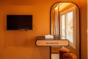 Uma TV ou centro de entretenimento em Jimmy Pyramids Hotel