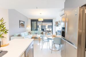 Mil Palmeras Beachfront Blissにあるキッチンまたは簡易キッチン