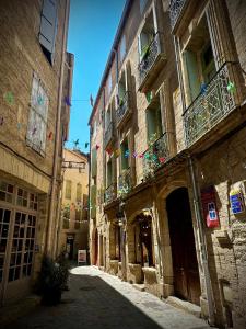 an alley in an old town with buildings at Studio centre historique - climatisé in Pézenas