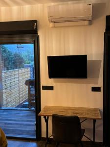 TV a/nebo společenská místnost v ubytování Le studio Léva